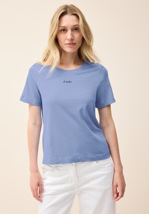 Lichtblauwe katoenen T-shirt met korte mouwen, een ronde hals, en een klein geborduurd "il sole" logo op de borst.