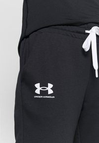 Under Armour RIVAL - Spodnji deli trenirk - black