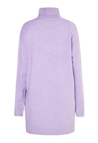 Pulover oversized de culoare lila, cu guler înalt, mâneci lungi și fante pe laterale. Fabricat dintr-un material tricotat moale, cu o textură fină și uniformă.