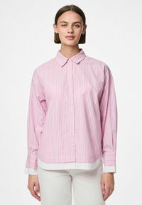 Camicia a righe rosa e bianche con colletto, bottoni frontali e maniche lunghe. Presenta polsini e orlo bianchi a contrasto.