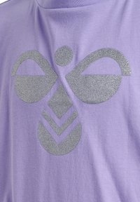 Lila Kurzarm-T-Shirt mit einem großen, glänzenden silbernen Glitzer-Graphic-Design aus abstrakten Formen und Linien auf der Vorderseite.