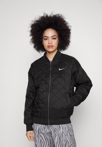 Nike Sportswear W NSW ESSNTL WVN BMR JKT IGNI - Bomber stiliaus striukė - black