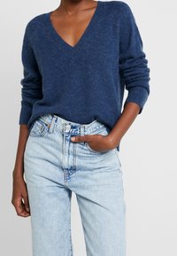 mbyM Sweter