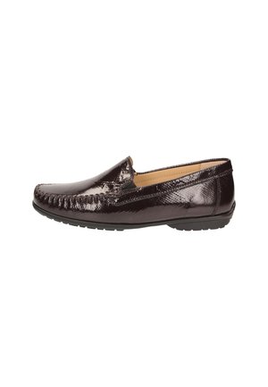 Donkerbruine glanzende leren loafer met gestikte moc-toe en zwarte rubberen zool, zijaanzicht op witte achtergrond.
