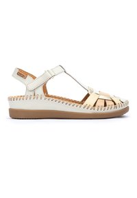 Sandalias de cuero blancas con diseño trenzado, correa de tobillo ajustable y suela marrón acolchada. Detalle de costura notable a lo largo de los bordes.