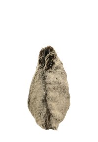 Capello in pelliccia sintetica nelle tonalità beige e marrone, con una finitura morbida e testurizzata e una parte superiore arrotondata con un design a collo aperto.