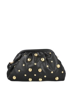 Bolso clutch de cuero negro con forma redondeada, adornado con tachuelas doradas brillantes de varios tamaños y un cierre de broche dorado.