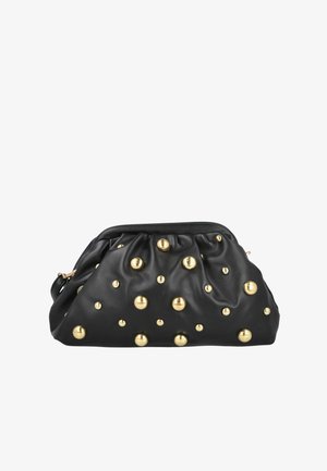 Bolso clutch de cuero negro con forma redondeada, adornado con tachuelas doradas brillantes de varios tamaños y un cierre de broche dorado.
