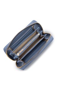 Blauwe leren portemonnee met een textuurafwerking, voorzien van meerdere kaartslots, een ritsvak en een ritsluiting in goudkleur.