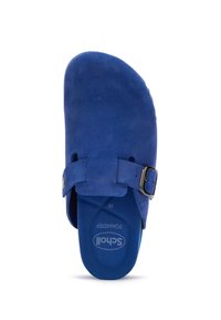 Zoccoli blu scamosciato slip-on con cinturino regolabile, soletta imbottita e logo del marchio stampato all'interno.