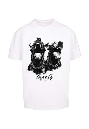 Biała bawełniana koszulka z czarną grafiką przedstawiającą dwa szczekające psy z łańcuchami, pod obrazkiem znajduje się tekst "lojalność w moim DNA".