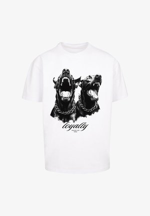Biała bawełniana koszulka z czarną grafiką przedstawiającą dwa szczekające psy z łańcuchami, pod obrazkiem znajduje się tekst "lojalność w moim DNA".