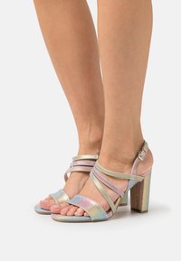 Marco Tozzi BY GUIDO MARIA KRETSCHMER - Sandalen met hoge hak - rainbow metallic