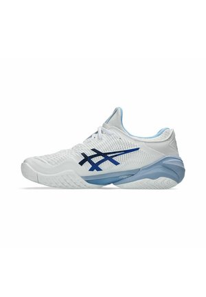 Baskette blanche avec des accents bleus, empeigne en mesh, surface texturée, bout arrondi et semelle rembourrée conçue pour la performance.