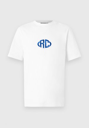 Balti trumpa rankovėmis marškinėliai su mėlynu siuvinėtu "RC" logotipu centruotoje krūtinės vietoje.