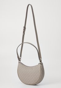 Sac hobo en toile beige clair avec un motif de logo répétitif, doté d'une fermeture éclair et d'une bandoulière amovible et réglable.