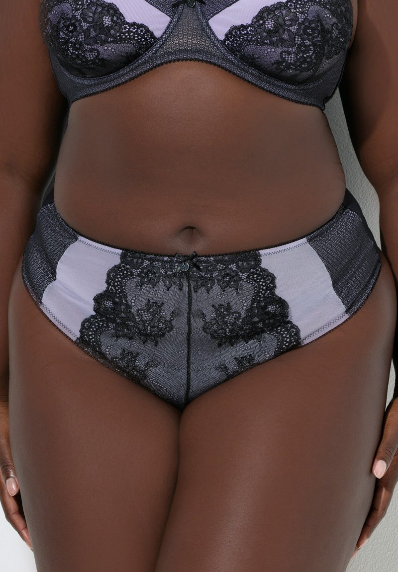 Schwarz-graues Dessous-Set mit Spitzendetail an den hoch taillierten Slips, mit glatter Textur und strukturierten Designelementen.