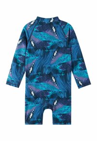 Długi rękaw rash guard w oceanicznym wzorze w odcieniach niebieskiego i fioletowego, z motywami ryb i koralowców. Elastyczny, miękki materiał.