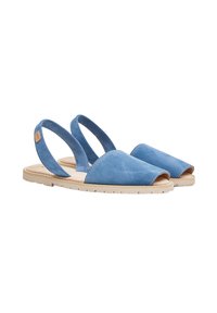 Sandalias slingback de ante azul con punta abierta, suela beige y un detalle de costura mínima. Diseñadas para la comodidad y la transpirabilidad.