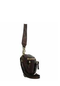 Bruine leren schoudertas met een textuuroppervlak, gouden hardware, een buitenzak met rits en een verstelbare schouderband. Compacte, ronde vorm.