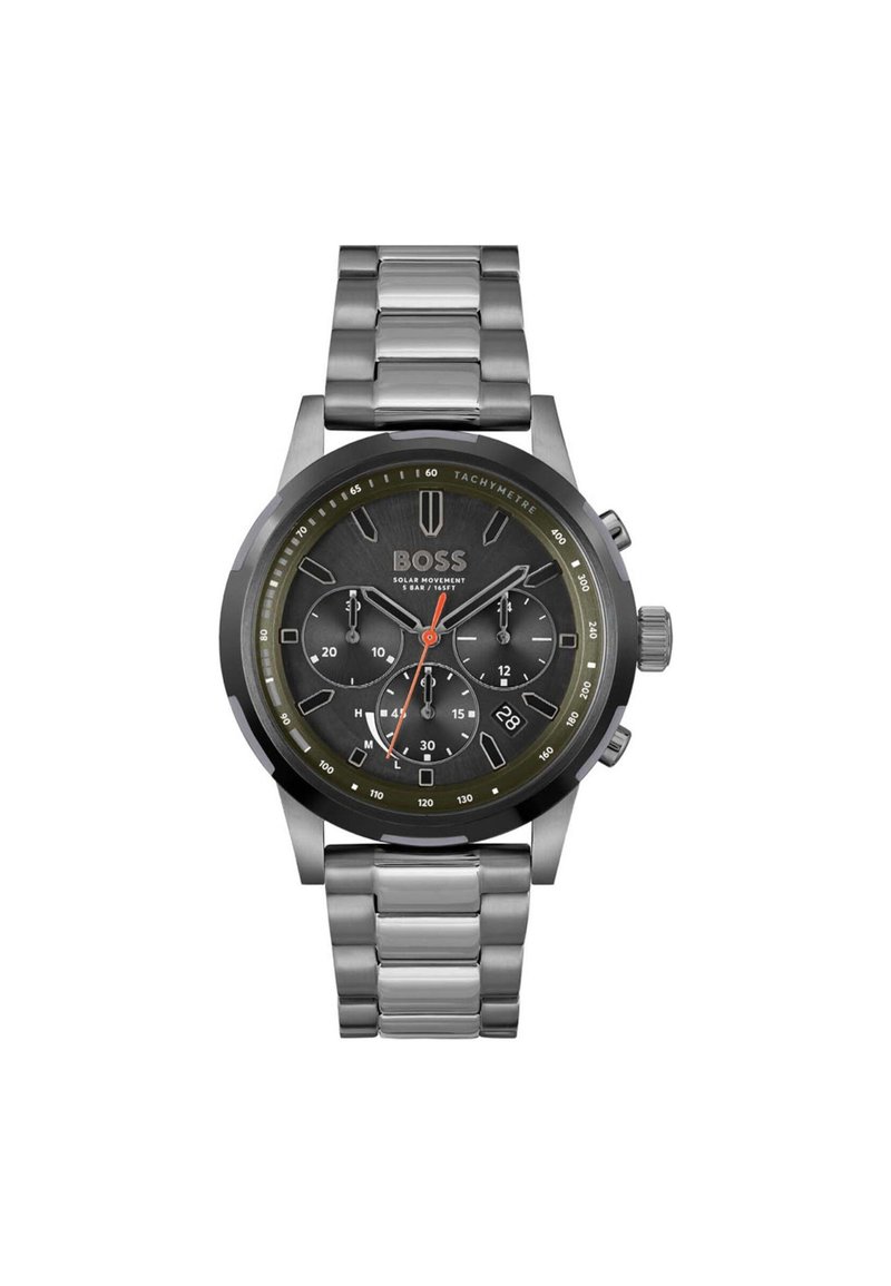 Chronograph-Uhr mit einem grauen Edelstahlarmband, schwarzem Zifferblatt, orangen Akzenten, tachymetrischer Skala und drei kleinen Zifferblättern.