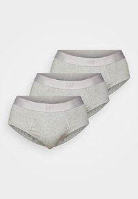 Drei Paare grauer Baumwollslips mit einem glatten, hellgrauen Bund, der das prägierte "GAP"-Logo trägt. Weicher Stoff und klassischer Schnitt.