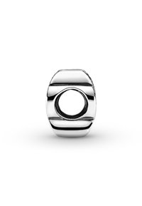 Perla in metallo argento di forma ovale, con scanalature orizzontali e un foro centrale. Superficie liscia e riflettente con linee pulite.