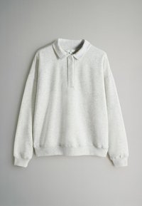 Lichtgrijze pullover sweatshirts met een polo-kraag, lange mouwen en geribde manchetten en zoom. Zachte, gestructureerde stof met een ontspannen pasvorm.