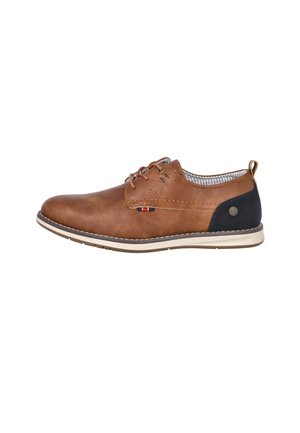 Zapato casual marrón de cuero con cordones, parche oscuro en el talón, suela beige y forro interior a rayas, mostrado de lado.