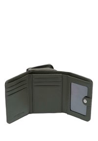 Zielony skórzany portfel z wieloma przegródkami na karty, przezroczystym okienkiem na identyfikator oraz zamykaną na zamek kieszonką. Charakteryzuje się schludnym przeszyciem i zapięciem na zatrzask.