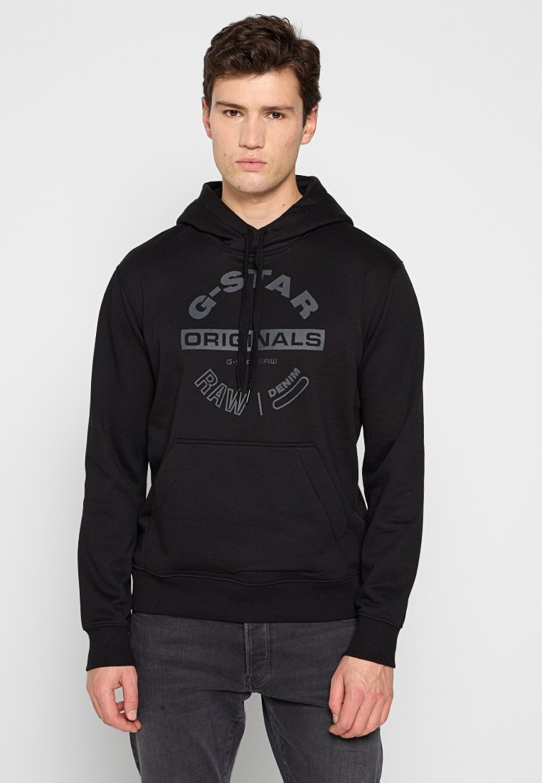 Sudadera con capucha negra hecha de una mezcla de algodón, con un bolsillo tipo canguro en la parte frontal y un diseño gráfico de texto en gris oscuro a lo largo del pecho.