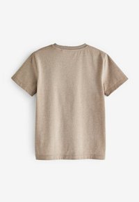 Beige t-shirt med kort ärm gjord av mjukt tyg, med en ribbad krage och en enkel, slät textur utan mönster eller ytterligare detaljer.