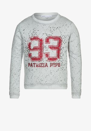 Jasnoszara, przetarta bluza z napisem "93" i "PATRIZIA PEPE" w kolorze czerwonym, ozdobiona drobnymi srebrnymi ćwiekami.