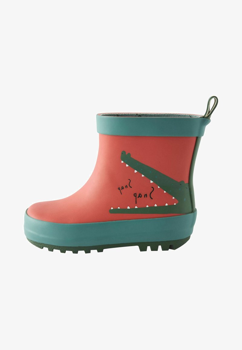 Roze rubberen regenlaars met een groene boord en krokodillenmotief. Bevat een gestructureerde zool en een treklus aan de zijkant voor eenvoudig aan- en uittrekken.