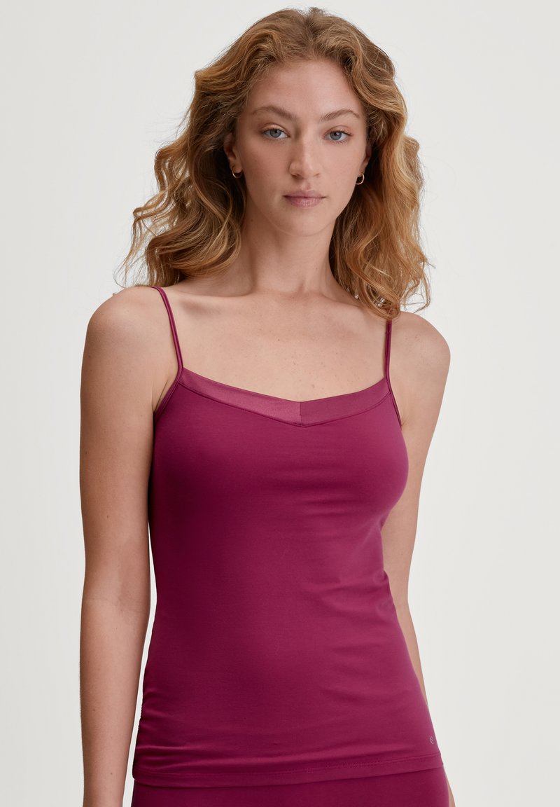 Lila camisole met dunne bandjes, een V-hals en een zachte, gladde textuur. Ontworpen voor een aansluitende silhouet, minimale naden en geen zichtbare logo's.
