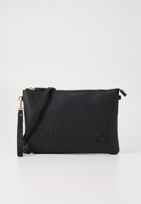 Clutch bag in pelle nera con logo "VALENTINO" in rilievo, chiusura con zip e tracolla staccabile; superficie testurizzata con una forma rettangolare semplice.
