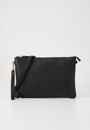 Pasta clutch em couro preto com logótipo "VALENTINO" em relevo, fecho em zip e alça de pulso destacável; superfície texturizada com uma forma retangular simples.