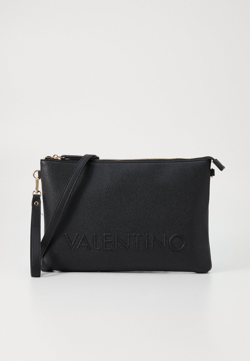 Clutch bag in pelle nera con logo "VALENTINO" in rilievo, chiusura con zip e tracolla staccabile; superficie testurizzata con una forma rettangolare semplice.
