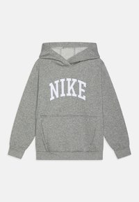 Sudadera gris con manga larga, bolsillo frontal, capucha con cordón y logo blanco de "NIKE" en el pecho. Textura de tela suave.