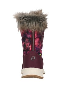 Bordeaux og lilla støvle med en fluffy grå pelskrave, tekstureret stof og en hvid sål. Har et logo på hælen og en lynlås på bagsiden.