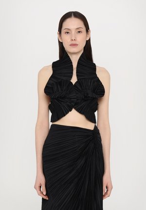 Čierny dvojdielny outfit s plisovaným crop topom s prehnanými volánmi a priliehajúcou plisovanou sukňou s krúteným akcentom v oblasti pásu.