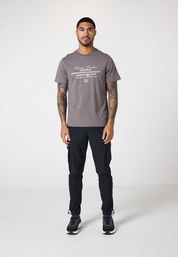 STACKED MULTI TYPE TEE - Print T-shirt3