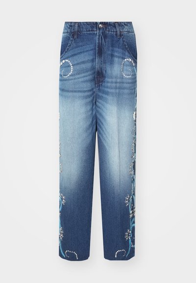 Blaue Denim-Jeans mit weitem Bein im ausgewaschenen Look, kunstvoller blauer floraler Stickerei und dekorativen silbernen Verzierungen an den Taschen.