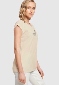 Merchcode SPRING - VIBES EXTENDED SHOULDER - T-shirts med print - white/sand