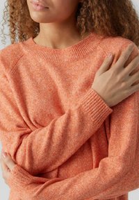 Vero Moda VMDOFFY O-NECK NOOS - Pulover - scarlet ibis