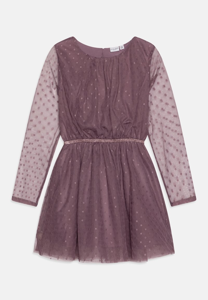 Robe mauve à manches longues avec superposition transparente à pois, taille cintrée et encolure ronde, longueur au genou avec légère évasée.