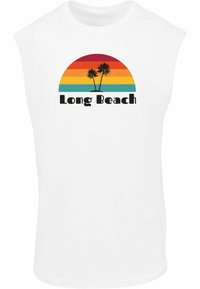 Hvid ærmeløs skjorte med et cirkulært grafisk design af en solnedgang i orange, rød, gul og teal samt teksten "Long Beach" i fede sorte bogstaver.