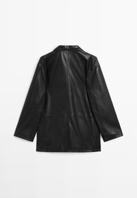 Zwarte leren jas met een reverskraag, lange mouwen en een achterkant met een split. Kenmerkt zich door zichtbare stiksels en een gladde textuur.