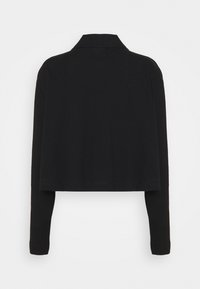 Schwarzes, tailliertes Langarmshirt mit spitzem Kragen, von hinten auf einem schlichten weißen Hintergrund gezeigt.
