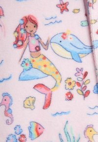 Fleece-tyg med en rosa bakgrund och färgglada illustrationer av en sjöjungfru, en val, fiskar, snäckor och vattenväxter.